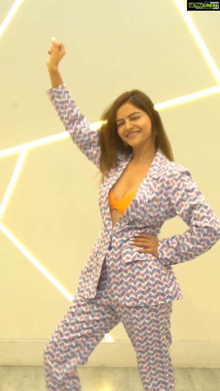 Rubina Dilaik Instagram - 🚨🚨 Contest Alert🚨🚨 WIN a FREE HOLIDAY to Yas Island, Abu Dhabi with @ranveersingh It’s time to get your groove on & participate in the Yas Island Hook-step Challenge🕺🕺 All you need to do is: 1. Do the hook-step in this reel 2. Upload it on your public Instagram account 3. Tag @yasisland and @makemytrip in your post 4. Use #FlyMeToYas to help us track your video Also don't forget to nominate your friends to take up this challenge and win a free holiday. The last date to participate in the challenge is 30th August 2022. Check the bio of MakeMyTrip's official Instagram handle to read all the terms and conditions. #ad