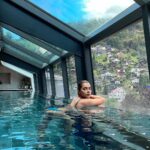 Ruhi Singh Instagram - The infinity pool at @kempinski.engelberg was one of a kind. Absolutely in love ❤️ #kempinskiengelberg #kempinskititlis #engelberg Kempinski Palace Engelberg Titlis Swiss Alps