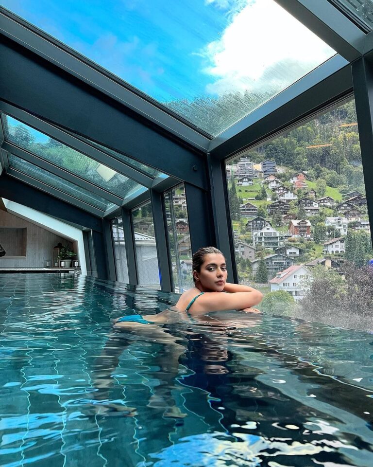 Ruhi Singh Instagram - The infinity pool at @kempinski.engelberg was one of a kind. Absolutely in love ❤️ #kempinskiengelberg #kempinskititlis #engelberg Kempinski Palace Engelberg Titlis Swiss Alps