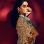 Saba Qamar Zaman Instagram - Eyes are like autobiographies. One look can tell entire histories.