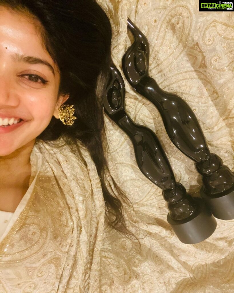 Sai Pallavi Instagram - Days like these don’t happen that often! To be appreciated for both the films of the same year, This is very special! I’m grateful for the immense love that I had received for these characters and pray that I’m blessed with more such beautiful roles. #SekharGaru @rahulsankrityan #Venkat Garu #SunielNarangGaru & the teams of #Lovestory ❤️#ShyamSinghaRoy ❤️ Thank you @filmfare 🖤