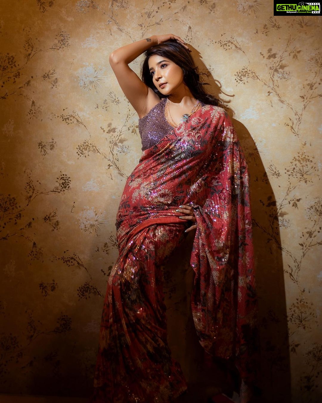 Sakshi Agarwal Instagram - Vibin’ ✨✨✨ . Muse - @iamsakshiagarwal MAU - @dhiya_makeoverartistry Stylish - @nfc_navyathafashioncouture DOP - @ud__photography_ Cinematography - @_muthu_kumar_mk Assist - @siva12_official . #sareefashion #photooftheday #sakshiagarwal #blingsaree #backlessblouse #biggbosstamil #biggboss Chennai, India