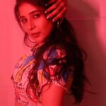 Sakshi Agarwal Instagram – Thug life💕
.

@sat_narain @the.portrait.culture 
.
#manavalanthug #feelitreelit #instareels #reelsinstagram #reelsvideo #trippyvideos #psychedelic