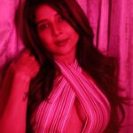 Sakshi Agarwal Instagram - 🔥Fire for you🔥 . @sat_narain @the.portrait.culture . #instagramreels #reelsinstagram #ınstagood #fireforyou #reelsindia #scarftop #instacool #reelsvideos #btsreels