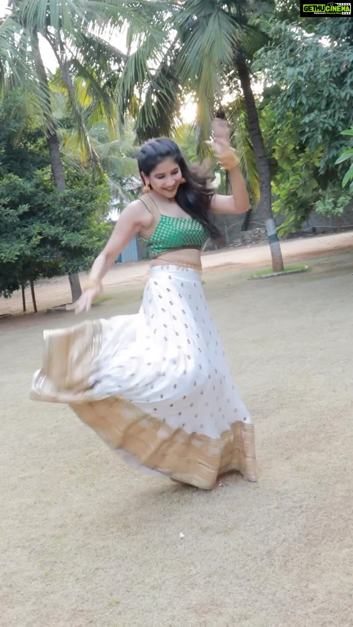 Sakshi Agarwal Instagram - 💚’coz its festival💚💚 . Costume: @meshira.in Photography: @vishal_srinivasan Makeup : @anjalis_artistry Hair: luke_the_hairstylist and @kalyani_bridalmakeupartistry Jewellery : @swarnambridal Assist : @___diwakar . #instareels #reelsinstagram #onamreels #onamfunction #dancereels #dancevideo #foryou #onamspecial #onamdress #funreels
