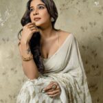 Sakshi Agarwal Instagram – My love for Saree isn’t ending also –
To all my fans ☺️🥰😉😘
.
Costume @one_inch_stylestudio 
Styling @fab_by_faiza 
MUA @umamakeoverartistry 
Hairstylist @makeupbyshyamala
Jewellery @fineshinejewels 
Photography @vishal_srinivasan 
Assist @oneclickbyvinodsainath
Retouched by @harry_dane_retouch 
.
#Photooftheday
#insta
#instagram
#photoshoot
#Photography
#loveyourself
#sakshiagarwal Chennai, India