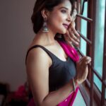 Sakshi Agarwal Instagram - Chennai Rains and I feel its the most beautiful city 💖 . @raj_isaac_photography @umamakeoverartistry @makeupbyshyamala @fineshinejewels . #sareelove #kollywood #biggboss #biggbosstamil #sareeindia #tamilactress Chennai, India