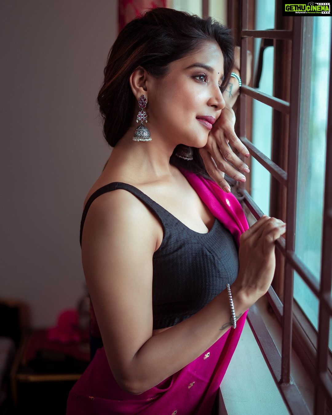 Sakshi Agarwal Instagram - Chennai Rains and I feel its the most beautiful city 💖 . @raj_isaac_photography @umamakeoverartistry @makeupbyshyamala @fineshinejewels . #sareelove #kollywood #biggboss #biggbosstamil #sareeindia #tamilactress Chennai, India
