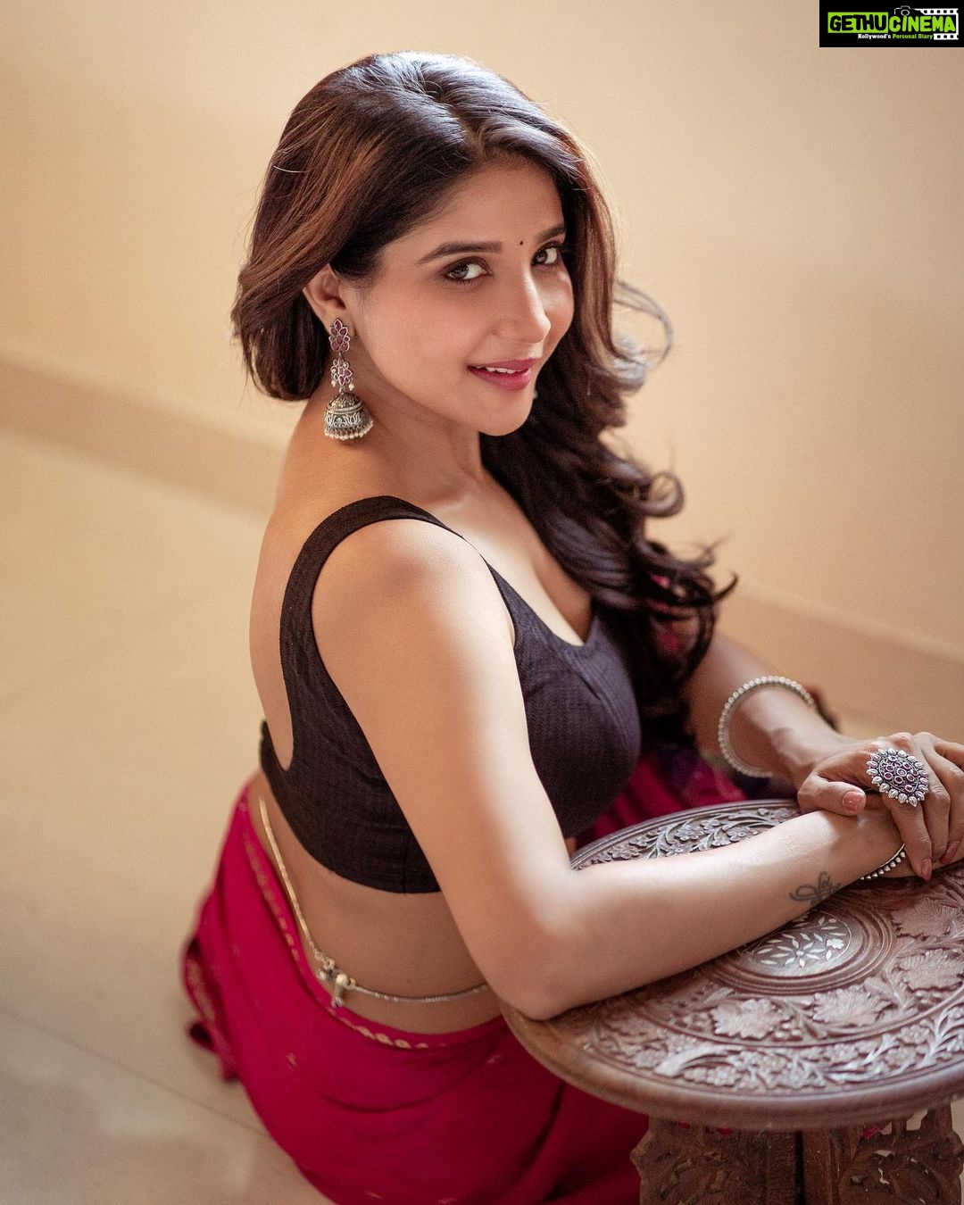Sakshi Agarwal Instagram - What can I do, If this 9 yard loves me so much🥰 . @raj_isaac_photography @umamakeoverartistry @makeupbyshyamala @fineshinejewels . #sareelove #foryou #loveyouall Chennai, India
