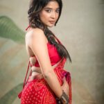 Sakshi Agarwal Instagram - Hows d weekend lookin? . #sareelove #sakshiagarwal #actresslife . Mua n hair @murugeshmakeup_hair Assist by @farhaa_makeupartist Concept by @samikshx Costume @mokshe_rental_destination Jwellry @jazz_collection Photography @dhanush__photography Location @studiocentralchennai Chennai, India