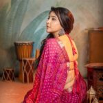 Sakshi Agarwal Instagram - Hows d weekend lookin? . #sareelove #sakshiagarwal #actresslife . Mua n hair @murugeshmakeup_hair Assist by @farhaa_makeupartist Concept by @samikshx Costume @mokshe_rental_destination Jwellry @jazz_collection Photography @dhanush__photography Location @studiocentralchennai Chennai, India