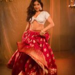 Sakshi Agarwal Instagram - Like this look? Wishing you all a happy and prosperous Dussehra❤️ . #dussehra #photoofday #sakshiagarwal #kollywood #actorslife #redandwhite #lehenga . Mua n hair @murugeshmakeup_hair Assist by @farhaa_makeupartist Concept by @samikshx Costume @mokshe_rental_destination Jwellry @jazz_collection Photography @dhanush__photography Location @studiocentralchennai Chennai, India