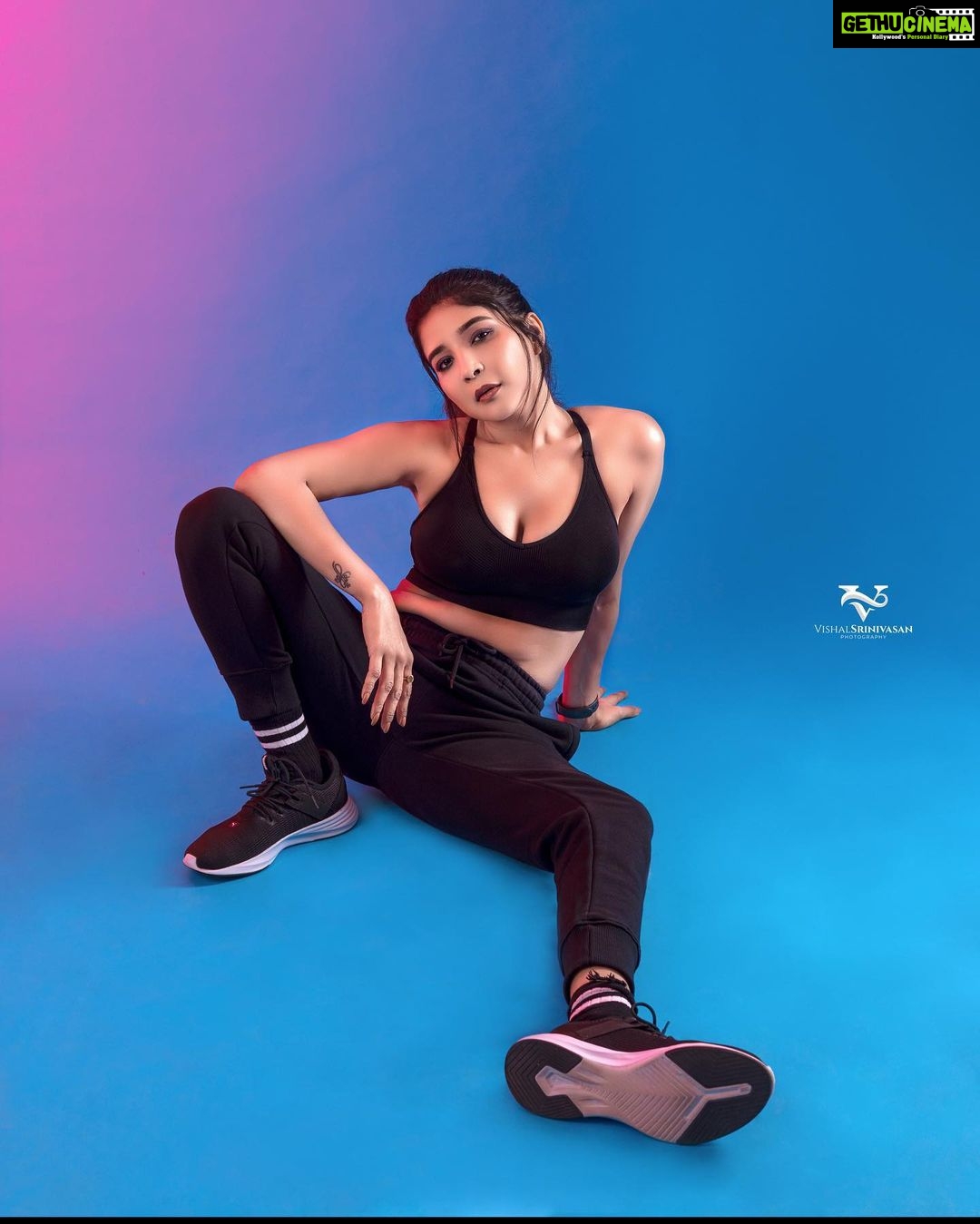 Sakshi Agarwal Instagram - Chillin’ . Photography: @vishal_srinivasan H & M: @murugeshmakeup_hair Wardrobe Courtesy: @vybn_apparels Styling: @ashwin__venkat Assist: @pix_depth_photography Retouch: @retouch_by_gokul Studio: @vybn_studio . #picoftheday #sakshiagarwal #fitness Chennai, India
