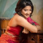 Sakshi Agarwal Instagram - Hows d weekend lookin? . #sareelove #sakshiagarwal #actresslife . Mua n hair @murugeshmakeup_hair Assist by @farhaa_makeupartist Concept by @samikshx Costume @mokshe_rental_destination Jwellry @jazz_collection Photography @dhanush__photography Location @studiocentralchennai Chennai, India