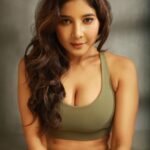 Sakshi Agarwal Instagram - Coz’ I am hawt🔥 . Photographer : @alex_judeson Stylist : @thehouseofanjii Makeup - @arthibalajimakeoverstyles Hair - @muthulakshmiravichandran . #blazerstyle #foryou Chennai, India