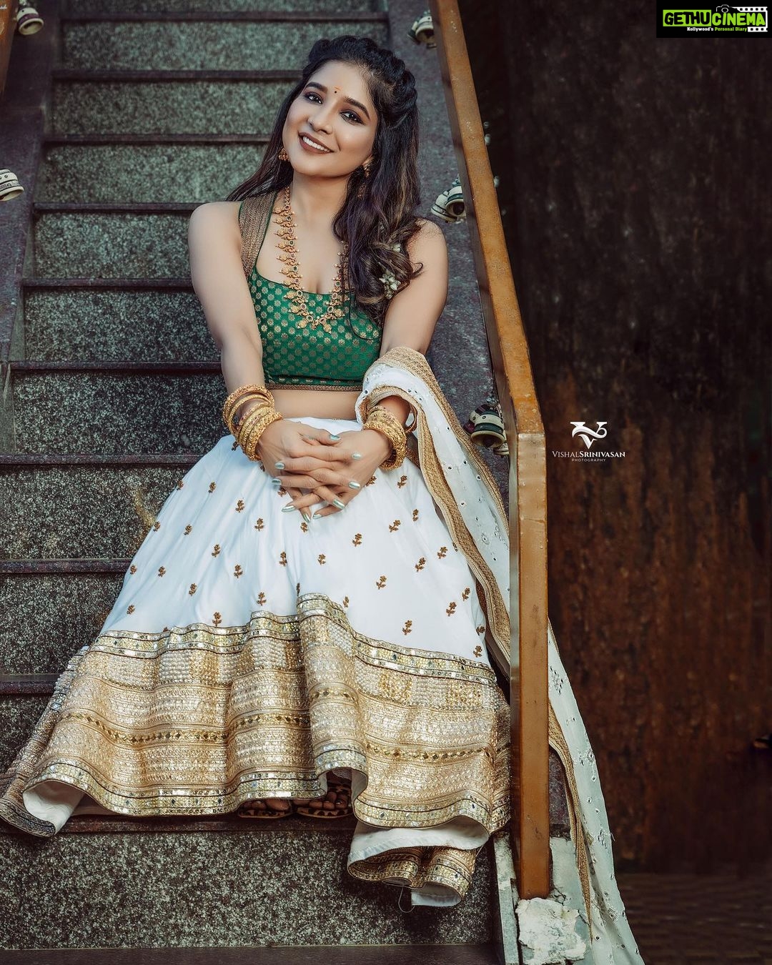 Sakshi Agarwal Instagram - Onathinte nirangalum santhoshavum ningalude veedum hridayavum santhoshavum Aishwarya um kond niraykatte. Ningalkk epozhum nalla baghyavum samridhiyum undavvate. Hridayam niranja onam ashamsa nerunnu . “Happy Onam” my chellakutties💚💚 . Costume: @meshira.in Photography: @vishal_srinivasan Makeup : @anjalis_artistry Hair: luke_the_hairstylist and @kalyani_bridalmakeupartistry Jewellery : @swarnambridal Assist : @___diwakar Retouch : @harry_dane_retouch . #Onam #Onamsaree #Festivalfashion #keralavibes #godsowncountry #Selflove #sakshiagarwal Chennai, India