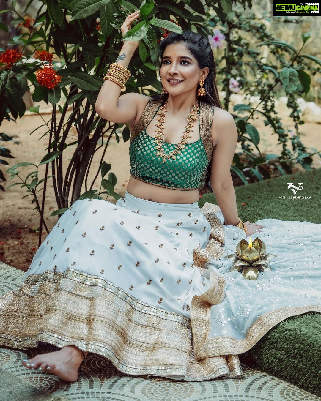 Sakshi Agarwal Instagram - Onathinte nirangalum santhoshavum ningalude veedum hridayavum santhoshavum Aishwarya um kond niraykatte. Ningalkk epozhum nalla baghyavum samridhiyum undavvate. Hridayam niranja onam ashamsa nerunnu . “Happy Onam” my chellakutties💚💚 . Costume: @meshira.in Photography: @vishal_srinivasan Makeup : @anjalis_artistry Hair: luke_the_hairstylist and @kalyani_bridalmakeupartistry Jewellery : @swarnambridal Assist : @___diwakar Retouch : @harry_dane_retouch . #Onam #Onamsaree #Festivalfashion #keralavibes #godsowncountry #Selflove #sakshiagarwal Chennai, India