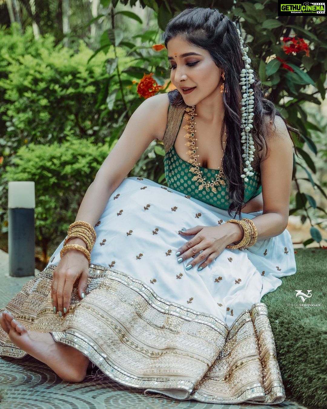Sakshi Agarwal Instagram - Onathinte nirangalum santhoshavum ningalude veedum hridayavum santhoshavum Aishwarya um kond niraykatte. Ningalkk epozhum nalla baghyavum samridhiyum undavvate. Hridayam niranja onam ashamsa nerunnu . “Happy Onam” my chellakutties💚💚 . Costume: @meshira.in Photography: @vishal_srinivasan Makeup : @anjalis_artistry Hair: luke_the_hairstylist and @kalyani_bridalmakeupartistry Jewellery : @swarnambridal Assist : @___diwakar Retouch : @harry_dane_retouch . #Onam #Onamsaree #Festivalfashion #keralavibes #godsowncountry #Selflove #sakshiagarwal Chennai, India