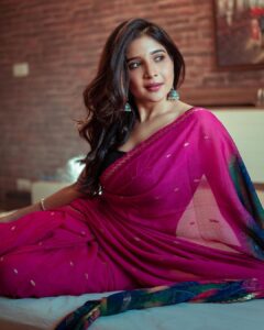 Sakshi Agarwal Instagram - Good morning makkale💖 . @raj_isaac_photography @umamakeoverartistry @makeupbyshyamala @fineshinejewels . #sareelove #foryou #loveyouall Chennai, India
