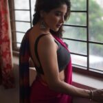 Sakshi Agarwal Instagram - Chennai Rains and I feel its the most beautiful city 💖 . @raj_isaac_photography @umamakeoverartistry @makeupbyshyamala @fineshinejewels . #sareelove #kollywood #biggboss #biggbosstamil #sareeindia #tamilactress Chennai, India