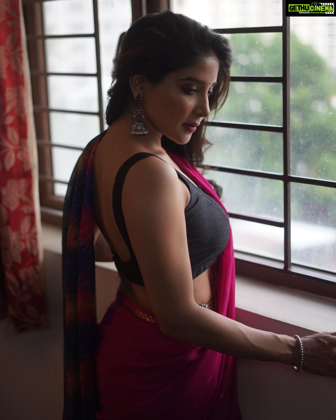 Sakshi Agarwal Instagram - Chennai Rains and I feel its the most beautiful city 💖 . @raj_isaac_photography @umamakeoverartistry @makeupbyshyamala @fineshinejewels . #sareelove #kollywood #biggboss #biggbosstamil #sareeindia #tamilactress Chennai, India