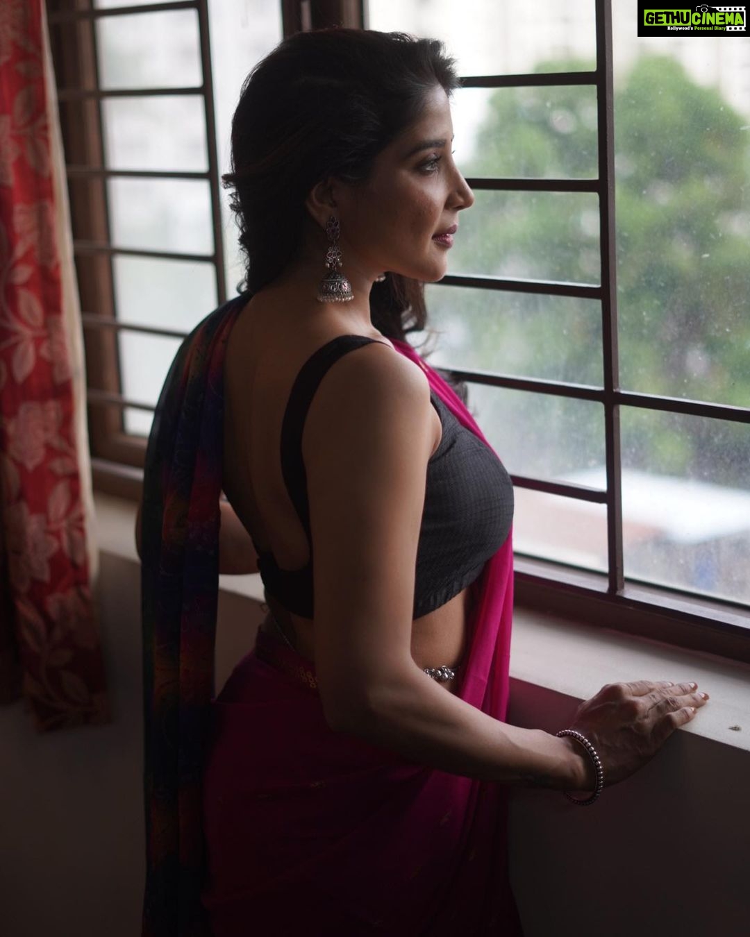 Sakshi Agarwal Instagram - Chennai Rains and I feel its the most beautiful city 💖 . @raj_isaac_photography @umamakeoverartistry @makeupbyshyamala @fineshinejewels . #sareelove #kollywood #biggboss #biggbosstamil #sareeindia #tamilactress Chennai, India