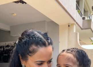 Sameera Reddy Instagram - Twinning with my naughty Nyra❤️It’s gonna be a fun festive season 🎉💫 filled with positive vibes for all 💃🏻💃🏻💃🏻💃🏻 hope you had a wonderful Dussehra 🌟❤️ #messymama #naughtynyra