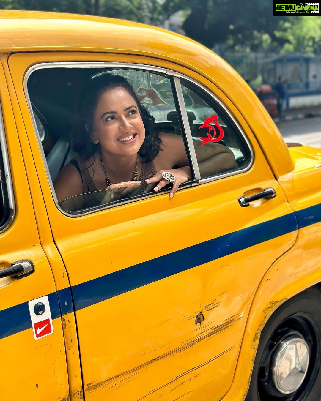 Sameera Reddy Instagram - Kolkata Calling!🚖Yellow Ambassador Cabs, Kalkatta Paan, a cobbler who told me some amazing stories of Park Street ,an amazing event with the beautiful @swastikamukherjee13 for Westside ,random interviews with fiery Bengali women on the street & proud to pose with gorgeous plus size models at our fashion show 👏🏼 What a great visit to an amazing city rich in culture, heritage & the warmest people! Thank you Kolkata ❤️ #messymama #travel #photography #moments #kolkata #bengali #parkstreet Park Street, Kolkata