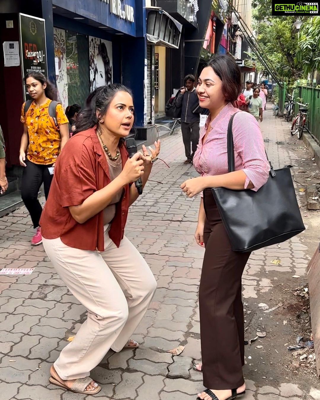 Sameera Reddy Instagram - Kolkata Calling!🚖Yellow Ambassador Cabs, Kalkatta Paan, a cobbler who told me some amazing stories of Park Street ,an amazing event with the beautiful @swastikamukherjee13 for Westside ,random interviews with fiery Bengali women on the street & proud to pose with gorgeous plus size models at our fashion show 👏🏼 What a great visit to an amazing city rich in culture, heritage & the warmest people! Thank you Kolkata ❤️ #messymama #travel #photography #moments #kolkata #bengali #parkstreet Park Street, Kolkata