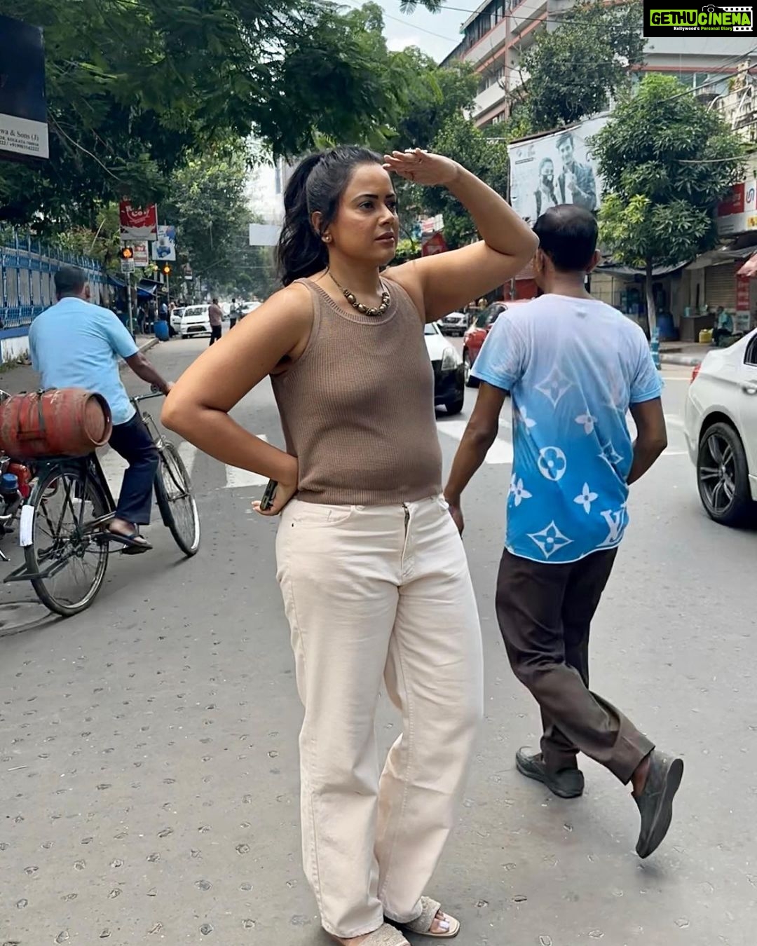 Sameera Reddy Instagram - Kolkata Calling!🚖Yellow Ambassador Cabs, Kalkatta Paan, a cobbler who told me some amazing stories of Park Street ,an amazing event with the beautiful @swastikamukherjee13 for Westside ,random interviews with fiery Bengali women on the street & proud to pose with gorgeous plus size models at our fashion show 👏🏼 What a great visit to an amazing city rich in culture, heritage & the warmest people! Thank you Kolkata ❤️ #messymama #travel #photography #moments #kolkata #bengali #parkstreet Park Street, Kolkata