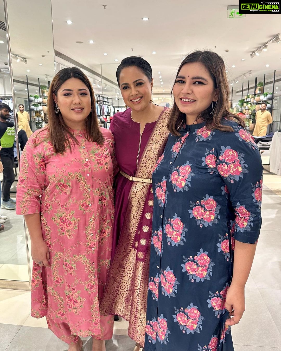 Sameera Reddy Instagram - Kolkata Calling!🚖Yellow Ambassador Cabs, Kalkatta Paan, a cobbler who told me some amazing stories of Park Street ,an amazing event with the beautiful @swastikamukherjee13 for Westside ,random interviews with fiery Bengali women on the street & proud to pose with gorgeous plus size models at our fashion show 👏🏼 What a great visit to an amazing city rich in culture, heritage & the warmest people! Thank you Kolkata ❤️ #messymama #travel #photography #moments #kolkata #bengali #parkstreet Park Street, Kolkata