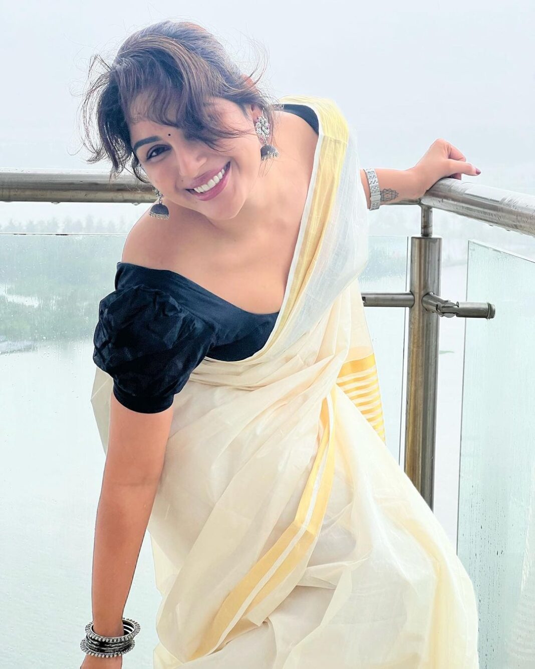 Samyuktha Menon Instagram - Be a laugh riot 😁 Rain and my balcony ! ❤️❤️❤️ 📸 @faizsiddik #rain #candid #onam #keralasaree #kerala #balcony