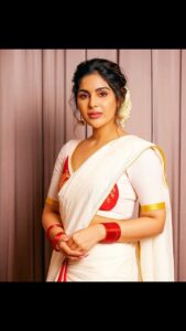 Samyuktha Menon Instagram - Onam 🌸 Wearing @pranaahbypoornimaindrajith Earrings @ttdevassy MUA @ashif_marakkar 📸 @rahul_raj_._r #onam #kerala #uthradam #festival