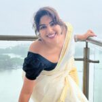 Samyuktha Menon Instagram - Be a laugh riot 😁 Rain and my balcony ! ❤️❤️❤️ 📸 @faizsiddik #rain #candid #onam #keralasaree #kerala #balcony