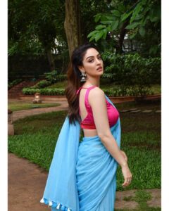Sandeepa Dhar Instagram - Saree #photodump day 🙃💁🏻‍♀️ 
1, 2, 3, or 4 ? Which one ? Let me know in the comments. #swipeleft