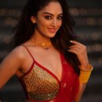 Sandeepa Dhar Instagram - Played Garba , felt pretty, clicked 💃🏻🥢 📸 3rd one is my fav. Which is yours ? Swipe —-> ____________________________ #indianwear #navratri #ootd