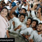 Saniya Iyappan Instagram - @nivinpaulyactor @grace_antonyy @ajuvarghese @saturday_night_movie ・・・ കിറുക്കനും കൂട്ടുക്കാരും മലപ്പുറത്തെതിയപ്പോൾ! 🤘🏼🎭 Team #SaturdayNight had a great time with the children of Gems School. #RelivingChildhood #SchoolLife #SchoolDays