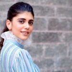 Sanjana Sanghi Instagram - Remember when university spaces and a democracy both, were spaces where dissent and consent could not just be expressed, but appreciated and discussed? It’s why they have and will always remain my most cherished spaces to be in and belong to. @bejoynambiar , @subisamuel , Sudhir sir and I came together at St Xavier’s College Mumbai, expressed our respective and apparently even divergent views on culture, society, polity and film. I felt both enriched and energised. Here’s praying and optimistically hoping that our universities, our country and the world remain such spaces where we can have such conversations, in a time that forces us to believe entirely otherwise. This was a special and overwhelming evening in many ways. Here’s to allowing each other to be emotional, maybe oppositional, hoping for us all to be rational, but most importantly, human. @istoria2020_ . . . . | 💄 + 👧 + 👗: @bornaliicaldeira @trisaradesign @elishab_mua @aazamalihusain30 | St. Xavier's College, Mumbai