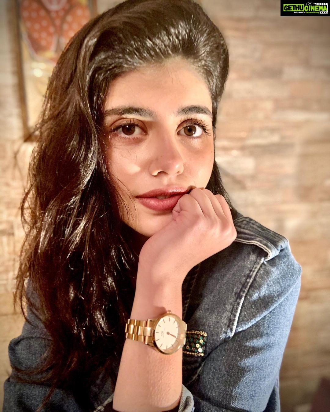 Sanjana Sanghi Instagram - Cannot exercise any form of self control when it comes to shopping.. And I guess it only gets worse when great deals are floating around. 🙈 @danielwellington is definitely a weak spot. Go get weak too, because there’s a limited offer of 10% off on watch & accessory gift sets. And my code “SANJANAS15” gets you another 15% off! #ad