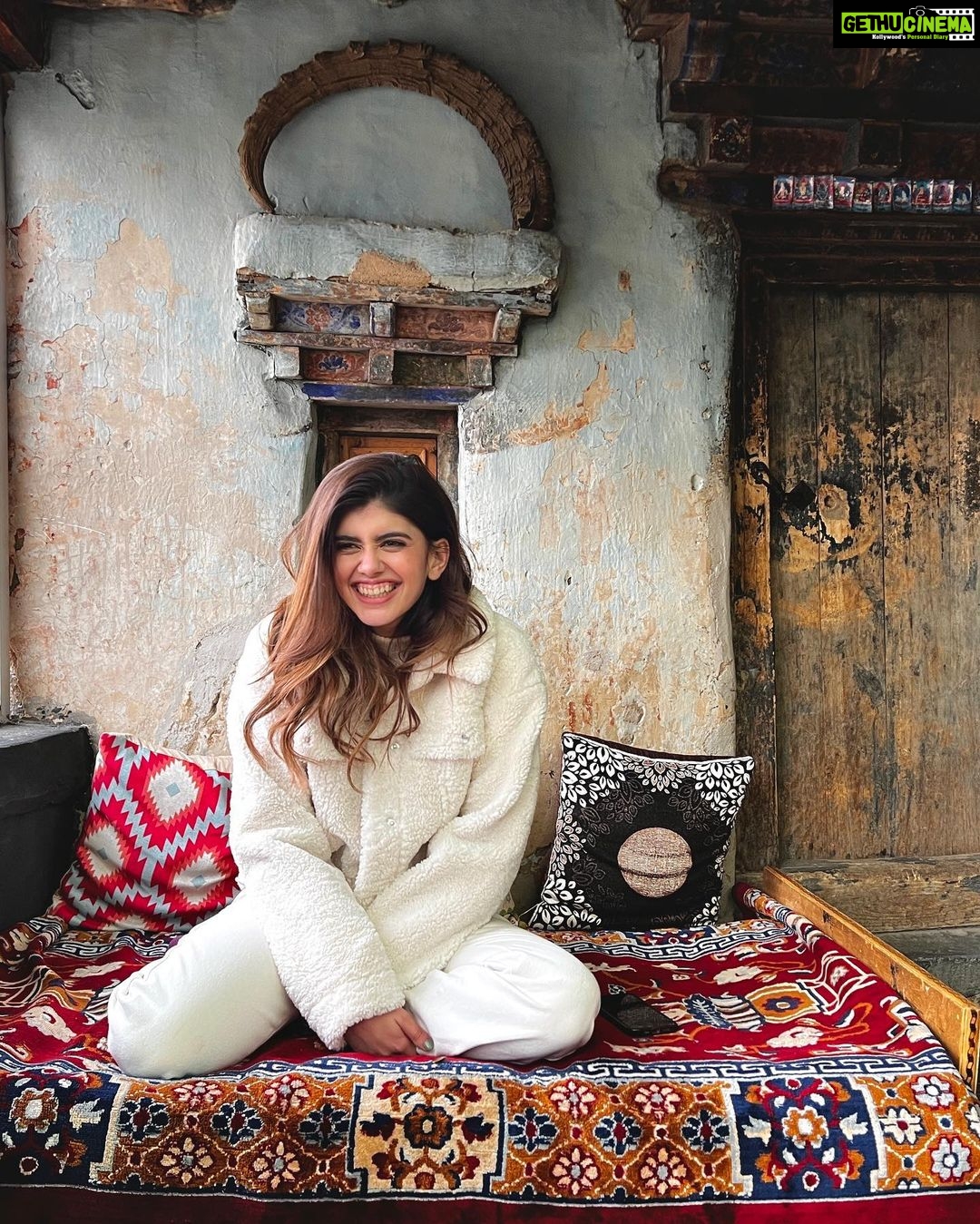 Sanjana Sanghi Instagram - Teas of many kinds, fries of a warm and yum kind, cold of a freezing kind, and laughter of a hectic kind.♥️ #InBetweenShots 🎥 #DhakDhak Old Road Leh