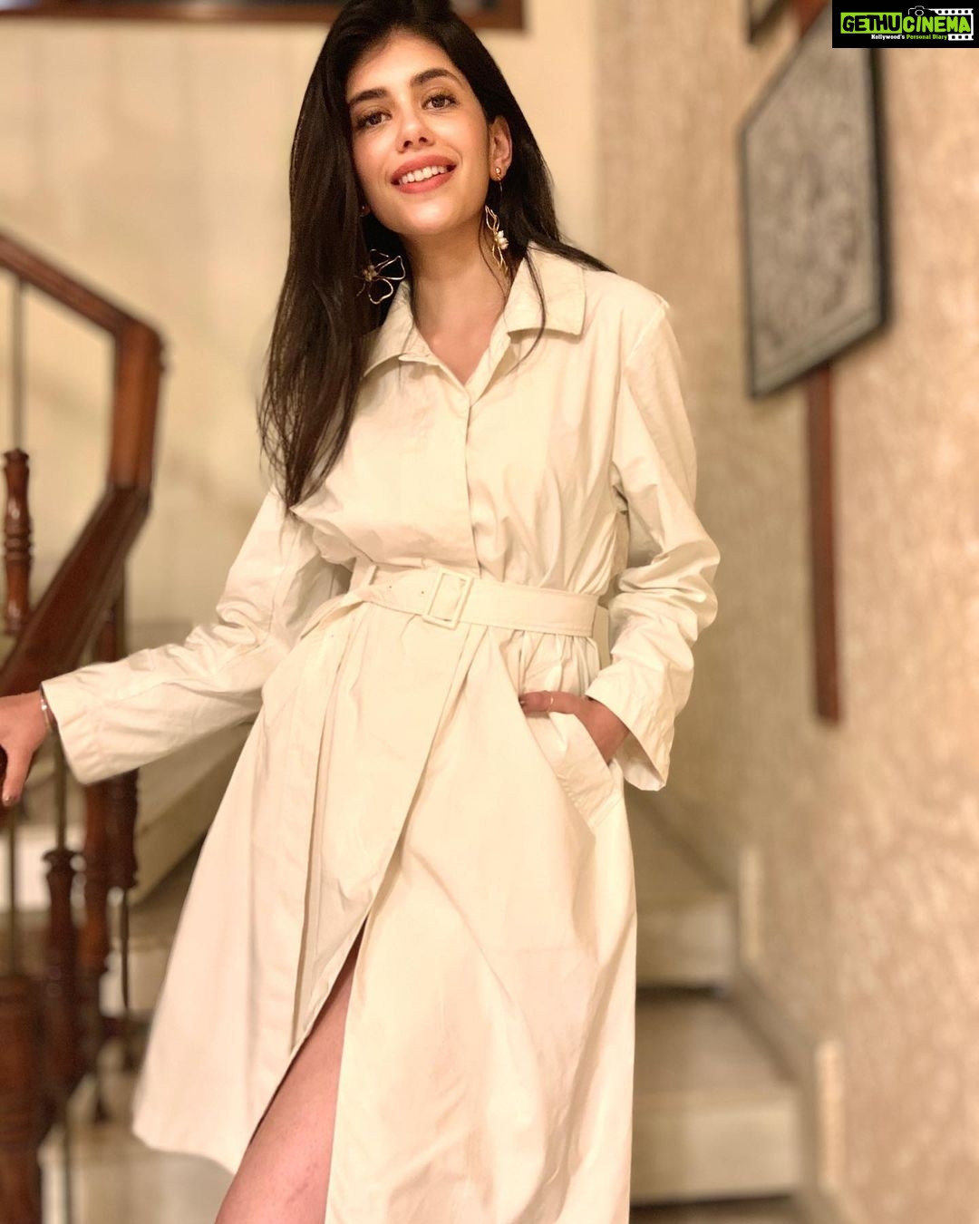 Sanjana Sanghi Instagram - A beautiful evening, @bhaane 🖤 @indiaartfair #bhaanelive Wearing my forever obsession @uniqloin x @inesdelafressangeofficial #uniqloinesdelafressange India Art Fair