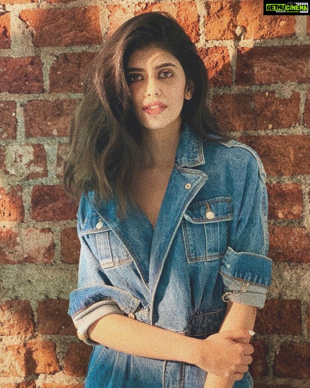 Sanjana Sanghi Instagram - @mehakoberoi is a lady of several talents and does photo shoots on the side during photo shoots. 👗: @who_wore_what_when / Stealing your job @gauravmishra.photography