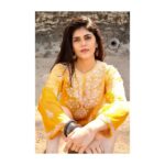 Sanjana Sanghi Instagram - Kurtas and a little bit of sunshine are some of my favourite things! ☀️