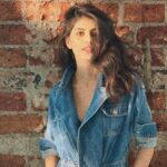 Sanjana Sanghi Instagram - @mehakoberoi is a lady of several talents and does photo shoots on the side during photo shoots. 👗: @who_wore_what_when / Stealing your job @gauravmishra.photography