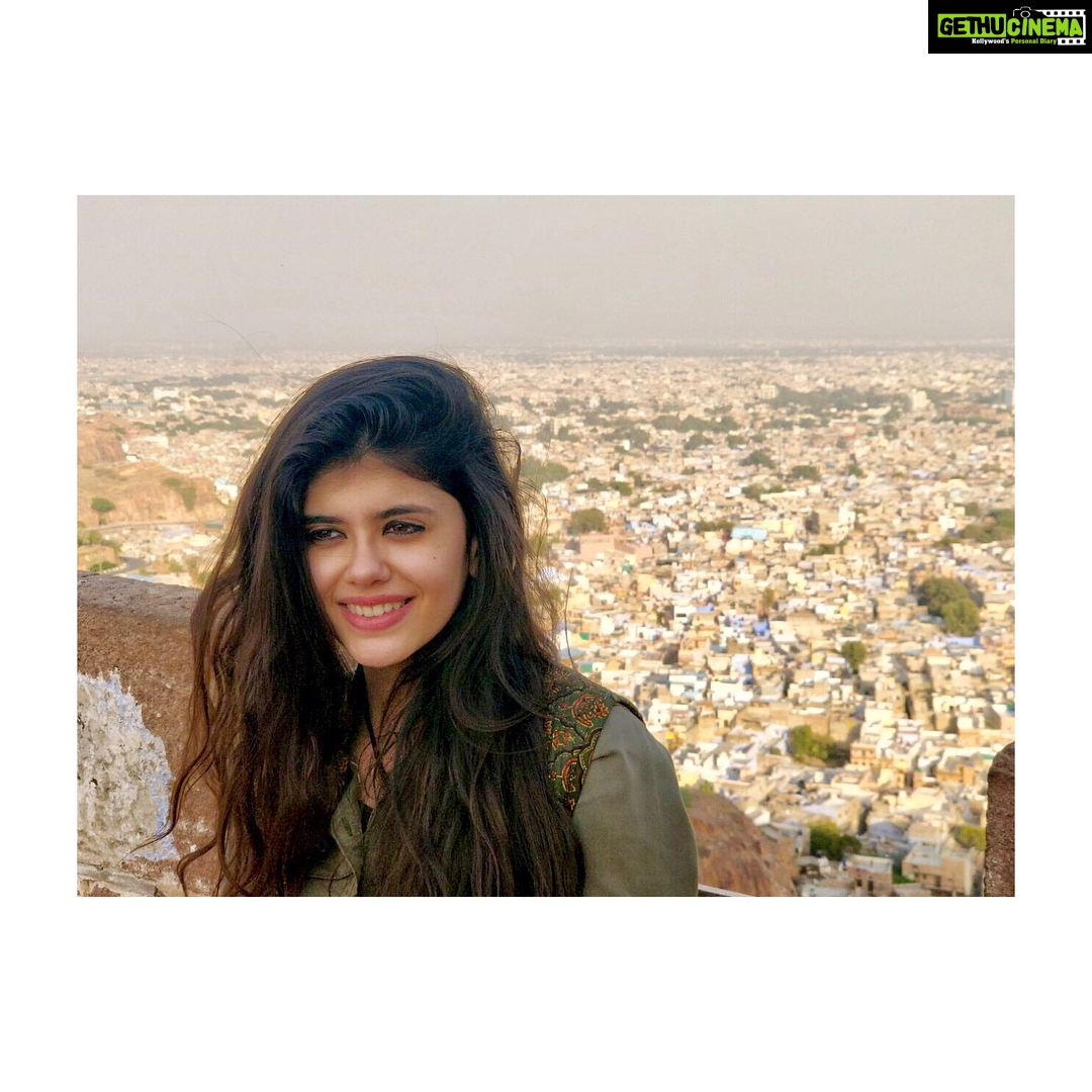 Sanjana Sanghi Instagram - The sun’s been playing some glorious tricks around me recently. ( All fingers pointing towards the #superbloodbluemoon ) Also, endlessly mesmerised by my wonderful country’s beauty. Jodhpur - The Blue Heaven
