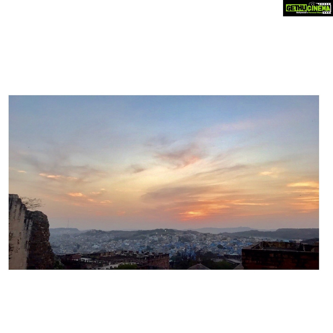 Sanjana Sanghi Instagram - The sun’s been playing some glorious tricks around me recently. ( All fingers pointing towards the #superbloodbluemoon ) Also, endlessly mesmerised by my wonderful country’s beauty. Jodhpur - The Blue Heaven