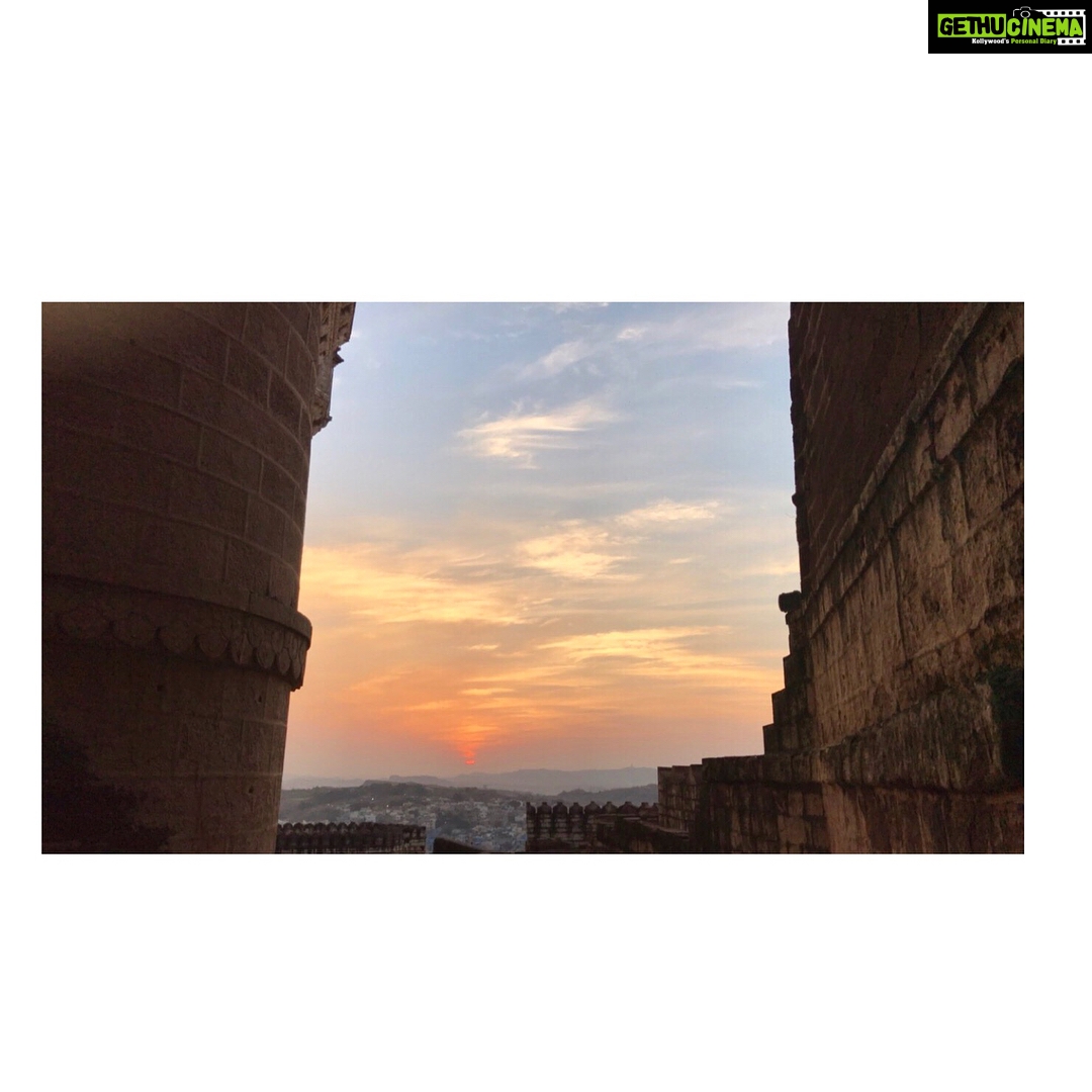 Sanjana Sanghi Instagram - The sun’s been playing some glorious tricks around me recently. ( All fingers pointing towards the #superbloodbluemoon ) Also, endlessly mesmerised by my wonderful country’s beauty. Jodhpur - The Blue Heaven