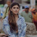Sanjana Sanghi Instagram – She stepped out and realised, the world was far more beautiful than she could have ever imagined🌼🌸
.
.
#dhakdhakjourney #stills #behindthescenes