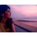 Sanjana Sanghi Instagram – The setting sun cast a velvet hue through the sky and the sea, and I stood there awestruck. / / (Also because I just rode a motorbike against that setting sun and felt fairly proud of myself) .
.
. 
#travel #travelgram #shoot #samsungworld #actorlife #photoftheday #campaignshoot #comingsoon #TVC Jomtien Beach