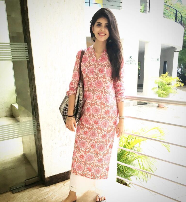 Sanjana Sanghi Instagram - This city, that pushes you to be whoever you truly are meant to be. #Bombay #Summer2016 Mumbai, Maharashtra